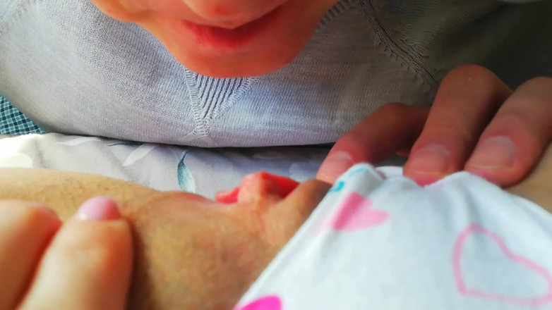 Squirt_orgasm_69: 커닐링구스와 오르가즘을 느끼는 의붓여동생을 도왔다