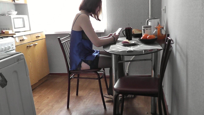 Assol: Una ragazza carina. Sexy assol in lingerie erotiche calze Peignoir...