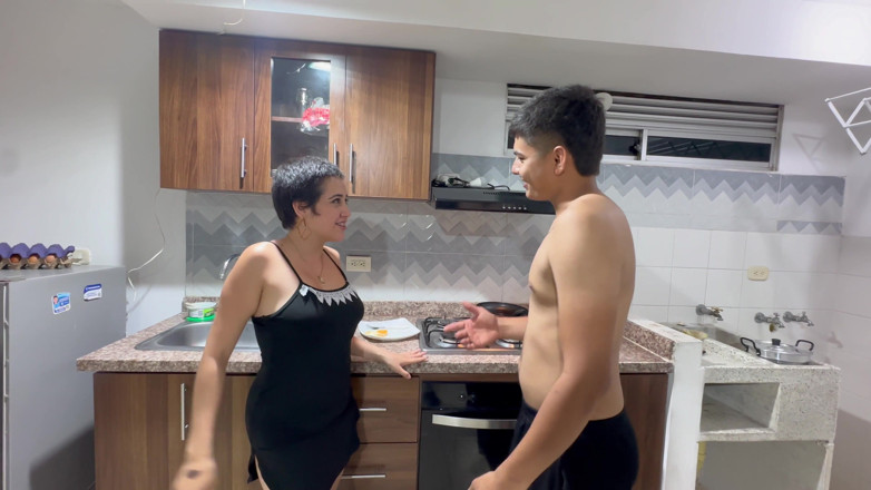ManuelaAlvarez: 私の大きなお尻のラテン系義理の妹は、私が料理をしているのを見て、いくつか頼み、結局、彼女の引き締まったお尻に私のおいしいコックを与えることになります