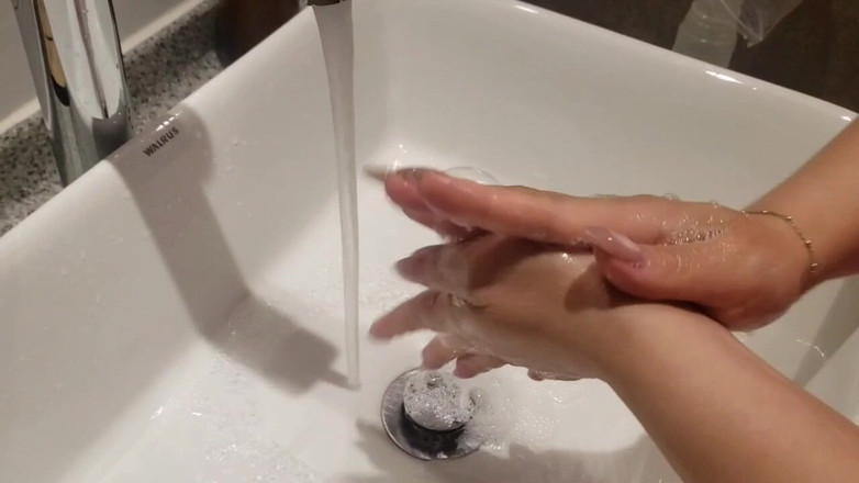 Awstory: 大きな胸のアジア系マッサージ師が髪を抜き、マッサージし、最高の手コキ、射精(2/3)