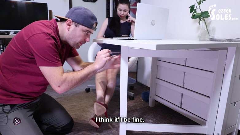 Czech Soles - foot fetish content: Assustador faz-tudo pego cheirando seus sapatos fedorentos!