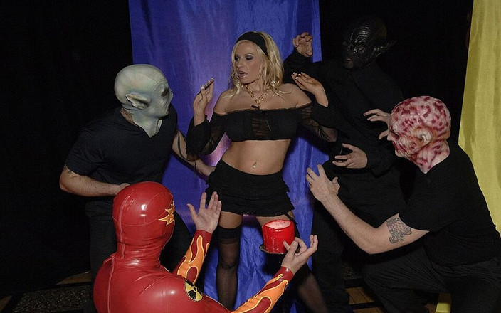 Hot group sex: カーメラBingとカーリーパーカーとのグループパーティー巨乳を持つ2人の熟女は、猫とお尻で一緒に2つのコックを望んでいます