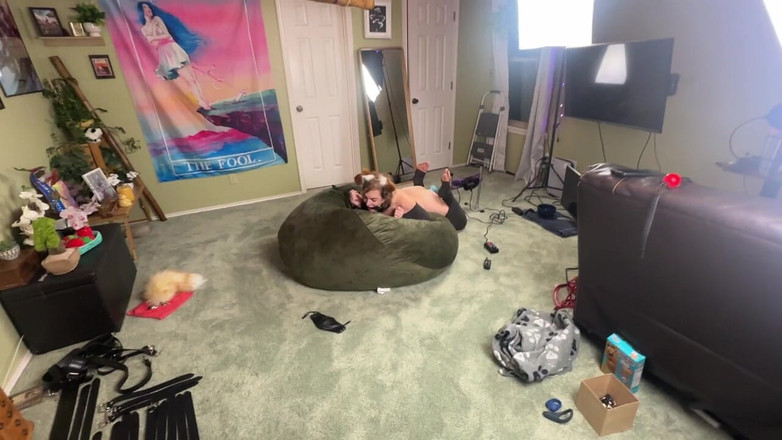 Linzy19: Futai cu o curvă machined Pup Whines în timp ce ea...