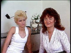 Lucky Cooch: Dua tante seksi dengan memek berbulu dientot gaya doggy di...