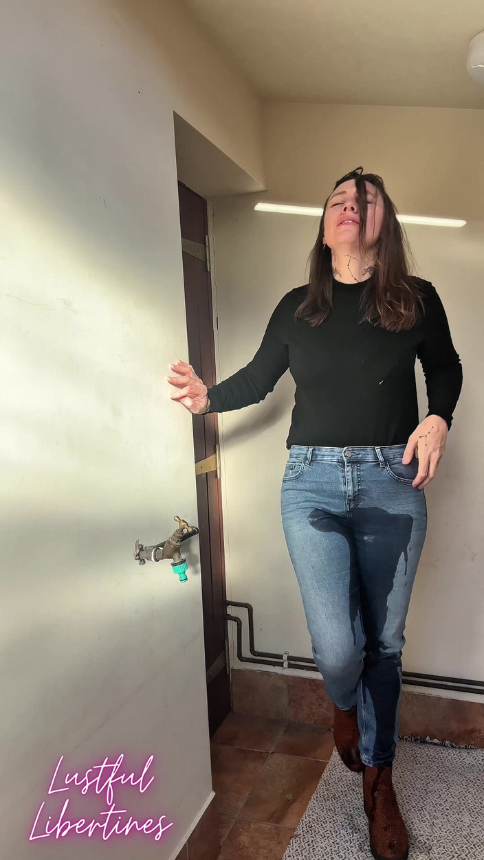 Lustful Libertines: Zamknięte w łazience - Zwilżanie dżinsów