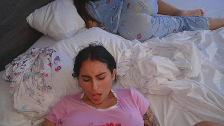 Jenifer Play: Sehr heiße latina-teenagerin zieht mein kondom aus und bittet mich,...