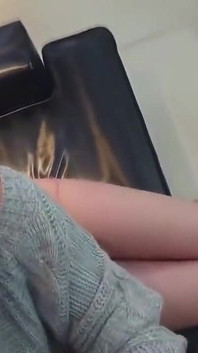 Cliente devuelto. Hermosa esteticista se vuelve corta en efectivo, guiada a través de una lección privada audaz