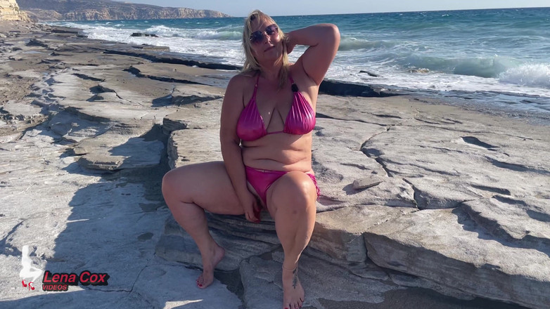 Lena Cox: Bikiny Nymphomanky Masturbují Na Pláži - Riskantní Stříkající Orgasmy