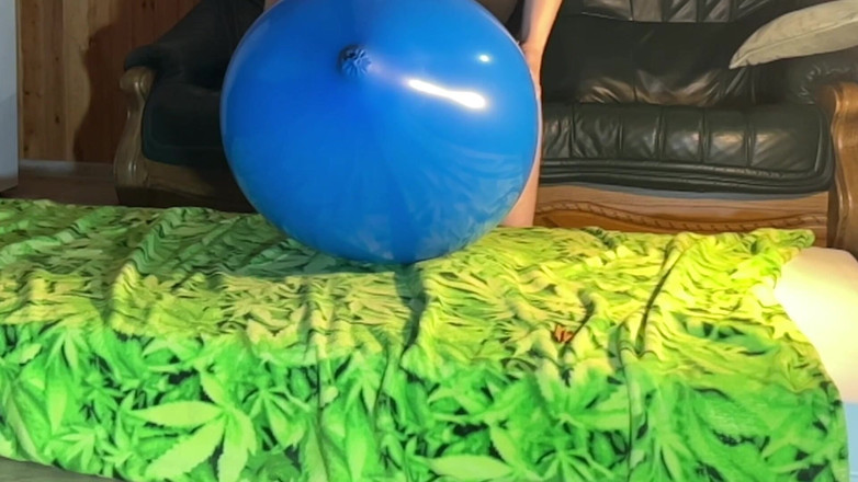 BeachBallsDuo: (cr-2) 16 enormi palloncini da 60-100 cm molto spessi schiacciati dai culi...