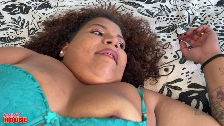 CuckoldHouse: Tato zlobivá velká kráska přijala kamarády svého paroháčského manžela, připraveni...