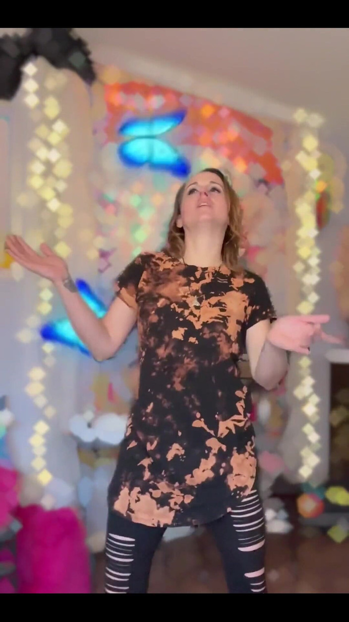 Suzy Wylde: 熟女跳舞！