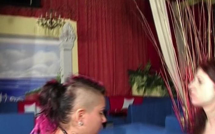 SapphoFilms - By Nikoletta Garian - Real Lesbian: Gordinha punk gata e uma tesuda puta tesuda no sofá