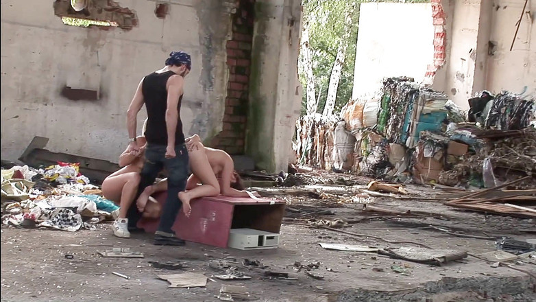 Leon Lambert Girls Twerk Parties CFNM: Трах у тріо на відкритому повітрі для блондинки