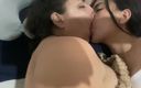 Zoe &amp; Melissa: Lesbické polibky na dobrou noc