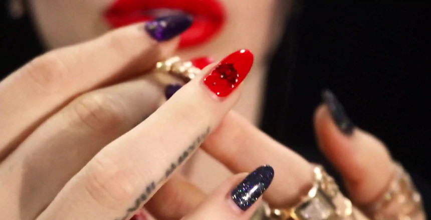 Goddess Misha Goldy: Trang sức vàng và tôn sùng son môi đỏ!