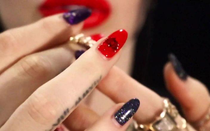Goddess Misha Goldy: Fetish golden jewelry dan lipstik merah!
