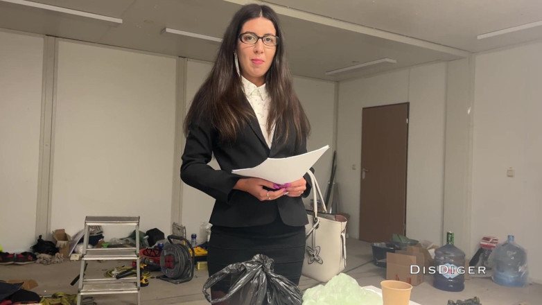 Dis Diger: 職場の上司の奥さんを尻で犯し、彼女の眼鏡に射精しました