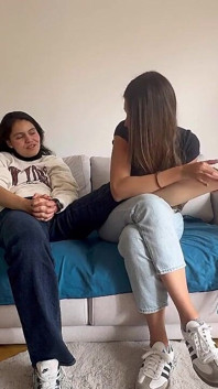 Teman wanita menunjukkan fetishnya kepada saya dengan menghidu dan mengurut peluh saya, kaki kotor sehingga saya orgasme