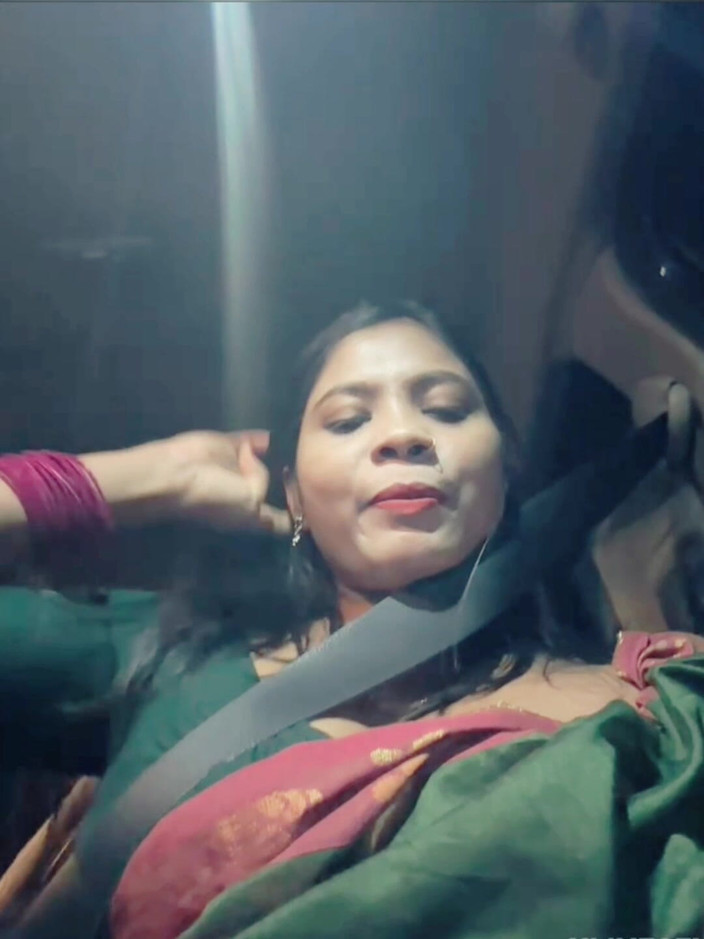 Nisha bhabhi ki chudai: Pamer besar di dalam mobil saat akan berkendara.