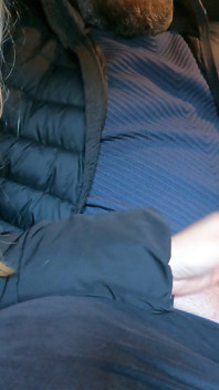 我让邻居的妻子给我撸管。在我的车里，这是一次很棒的打手枪