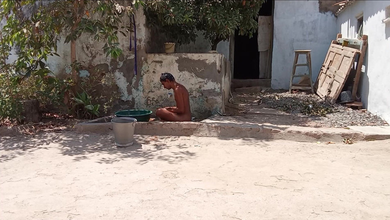 Mukesh Solanki: Mukesh Solanki fa il bagno