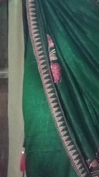 Gaurisissy, travesti indienne gay en sari vert, presse ses gros seins et se doigte le cul