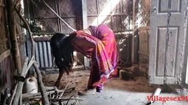 Dorpsvrouw op zijn hondjes neuken in buiten, officiële video door Villagesex91