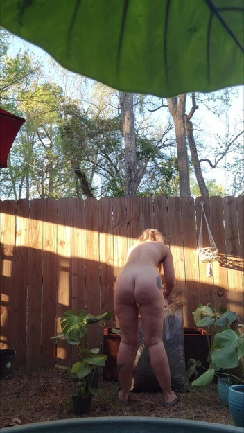 Ashlynn Rides: Sehari dalam kehidupan EP.1: Repotting tumbuh-tumbuhan saya bogel