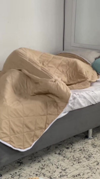 Mi Hermanastro Entra a Mi Cuarto Por Su Toalla Y Termino Encima De Él