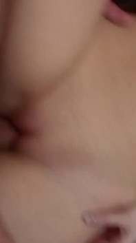 Mi novia sexy con buenas tetas pequeñas es muy buena dando mamada y follando su coño mojado caliente