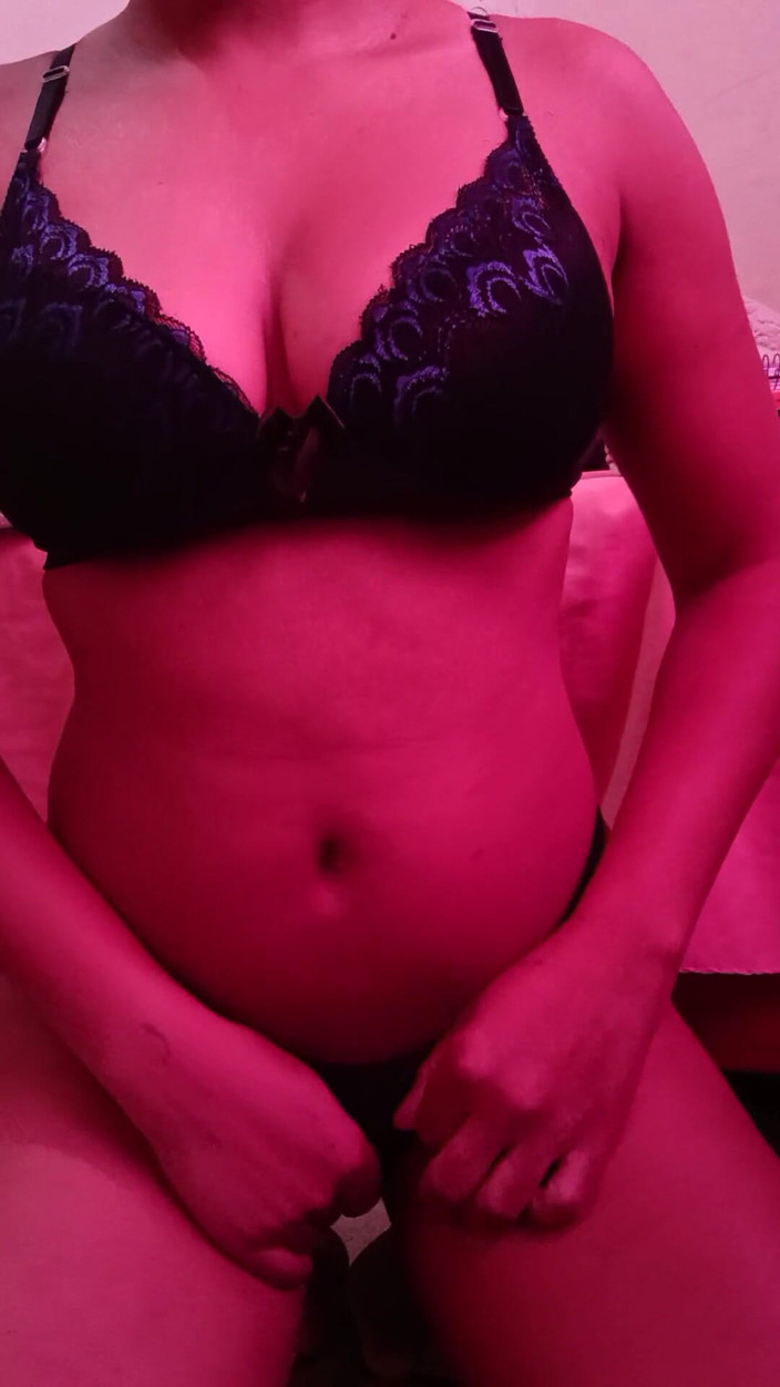 Jacke24: Storbröstad brunett