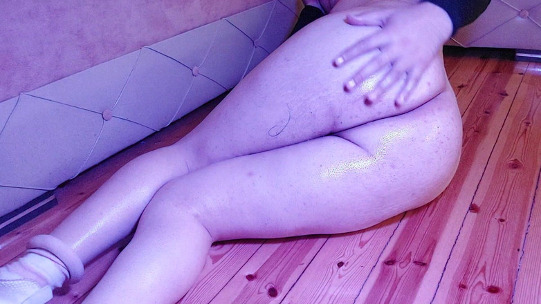 Kitty_Cross: フェムボーイモデルがゆっくりオイルをこすり、純粋な熱で腰を揺らす