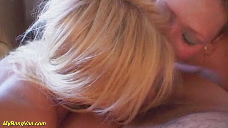 My Bang Van: Bláznivá milfka sebrala na svou první šukající van orgii