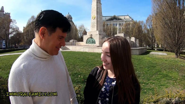 Immoral Family: Drobná ruská turistka Kate Quinn stříká a dostane creampie od...