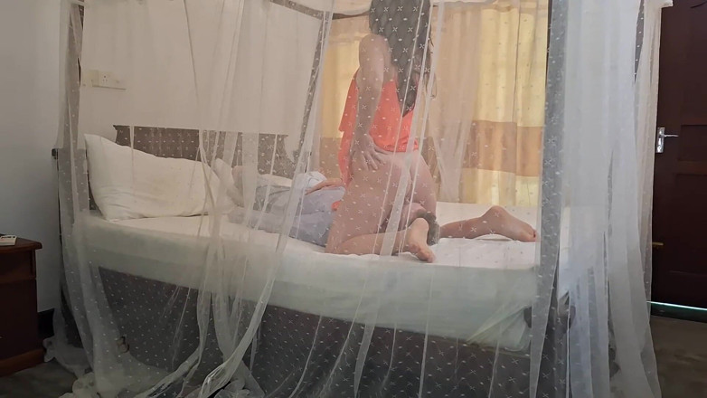 Karina_Doll: Beste op gezicht zittende hotelmedewerker, toerist die poesje likt