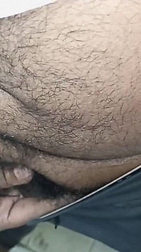 Indischer schwuler Mann lutscht im Büro den Mund seiner Frau