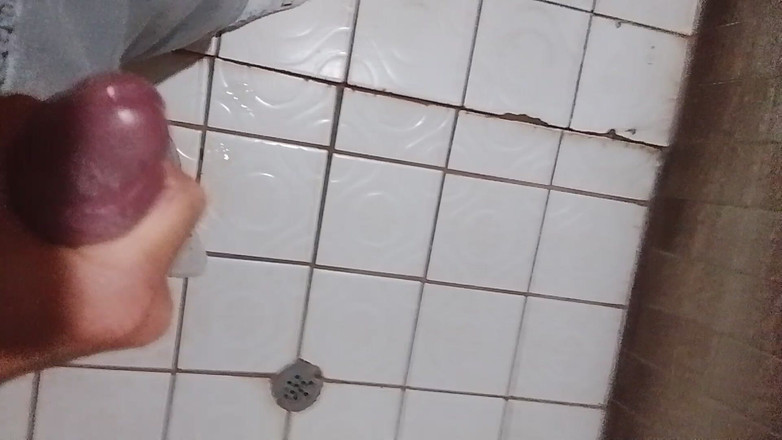 Jomperone: バスルームで