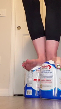 Domination des pieds de taille 16 : des baignoires protéinées écrasées comme des jouets