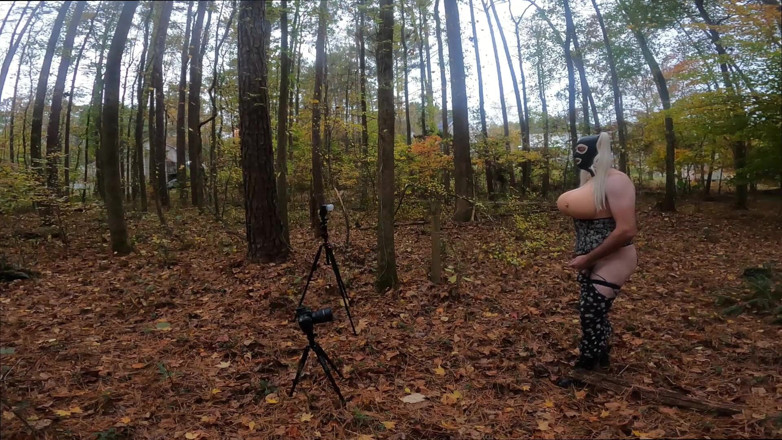 Jon Screcrow: Gigante Tetas Falsas Crossdresser Camina Por El Bosque Detrás De...