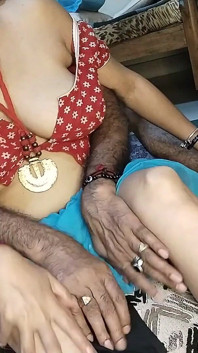 Hintli kadın ateşli, amcık ve meme ucu üvey babasına dokunuyor
