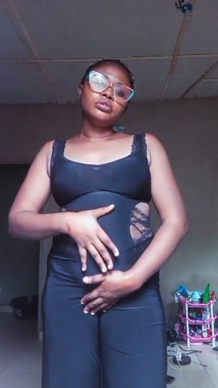 Lovelee: Nigerianisches Mädchen, das im Live-Stream s quirt
