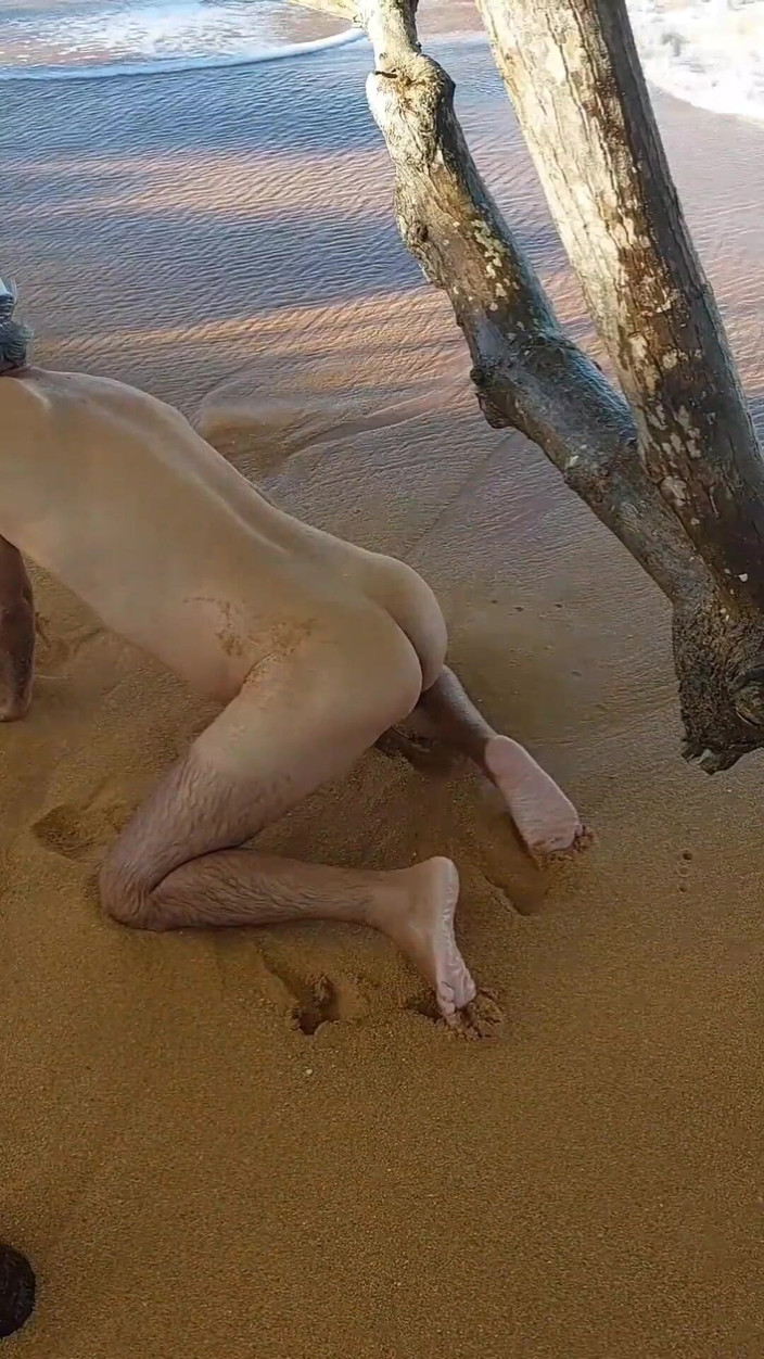 Ladysilvas: Ladysilva是一个非常放荡的裸体在海滩上想要鸡巴插入她热辣的屁股