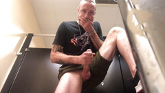 Carter Bennett: Carter na toaletě