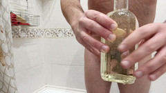 Kinky Guy: Čůrání do láhve a pak zlatá sprcha na mém baculaté...