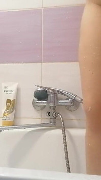 Seksowna macocha bierze prysznic, owłosione cipki, duże cycki.