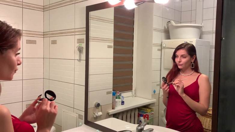 Petite Princesses Femdom: Bà chủ Sofi trong chiếc váy đỏ sử dụng ghế nô...