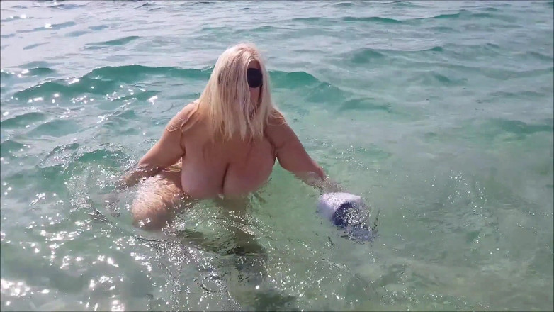 Musa Libertina: Çıplaklar plajında streptease