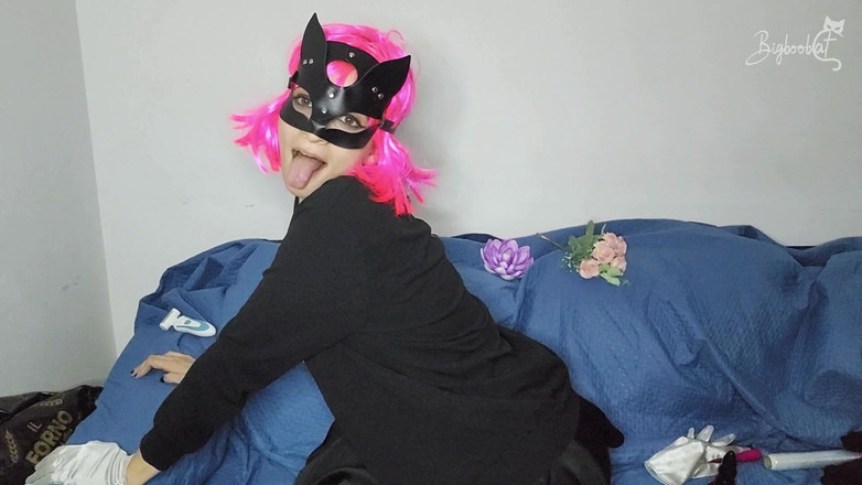 BigBoobCat: Я обожаю наряжвать мои большие натуральные сиськи в мою симпатичную киску в маске