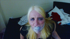 Selfgags classic: Badmouthing - chica de fiesta corriéndose a través del relleno de...