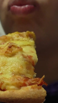 Makan Malam Pizza Gergasi Mengambil Lelaki Kecil Giliran Liar Menjadi Topping